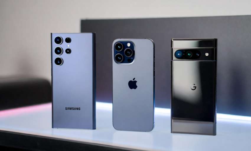 Három 2026-os zászlóshajó okostelefon hátlapja: Samsung Galaxy S25 Ultra, iPhone 17 Pro Max és Google Pixel 10 Pro